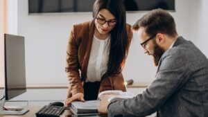 Como-um-especialista-em-revisão-contratual-atua-em-seu-caso-o-que-esperar